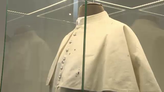 Sutana purtata de papa Ioan Paul al II-lea in timpul atentatului din Piata San Pietro, expusa la Cracovia