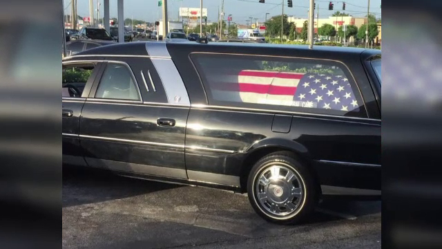 Ce au facut doi functionari de la pompe funebre in timp ce transportau trupul unui militar veteran.Au fost concediati imediat