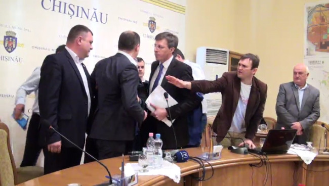 Bataie la primaria din Chisinau. Socialistul Ion Ceban l-a tras de urechi pe primarul Dorin Chirtoaca. VIDEO
