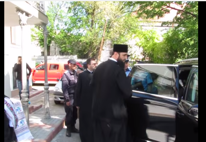 Masina de lux a episcopului de Husi. Preasfintitul Corneliu Barladeanu, huiduit dupa ce a venit cu un SUV de mii de euro