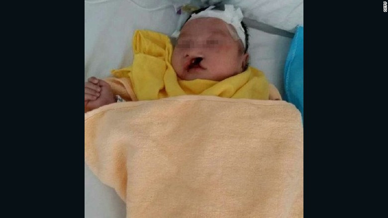 Nou-nascut, gasit in viata la opt zile dupa ce fusese ingropat intr-o cutie de carton, intr-o zona muntoasa din China