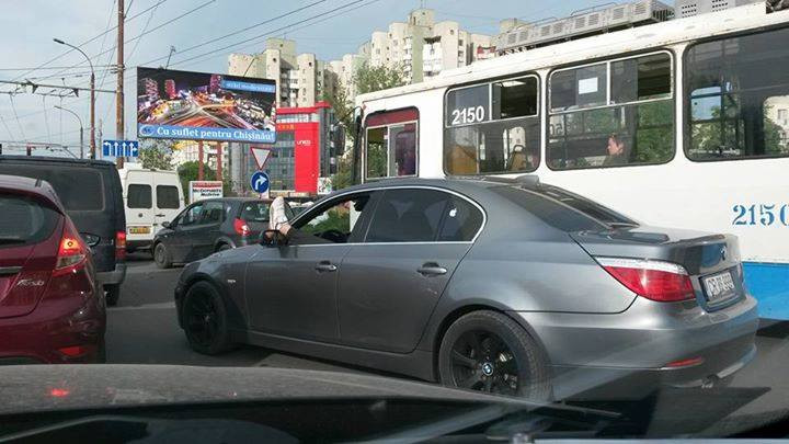Soferul unui bolid a fost surprins in trafic in timp ce conducea cu piciorul scos pe geam