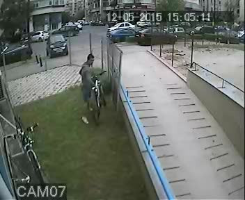 Cat de usor se fura o bicicleta, ziua in amiaza-mare, in Capitala. Imagini surprinse de o camera de supraveghere. VIDEO