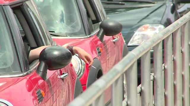 Nesimtirea la volan este, in sfarsit, interzisa prin lege. Ce se va intampla cu toti soferii care-si arunca gunoiul pe geam