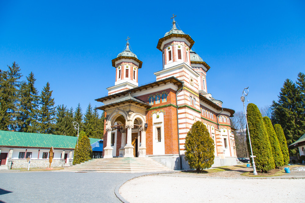 Planul prin care un deputat vrea sa-i scape pe romani de "taxa" pe nunta si inmormantare. Prima reactie a BOR: "Nu se poate"