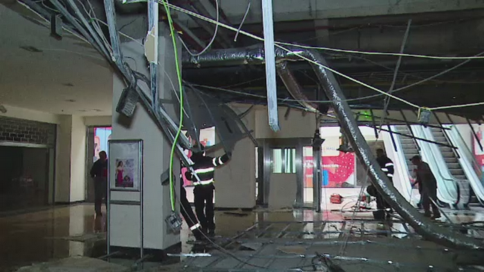 O ploaie torentiala a facut prapad in Targu Mures. Tavanul de la parterul unui mall s-a prabusit din cauza apei
