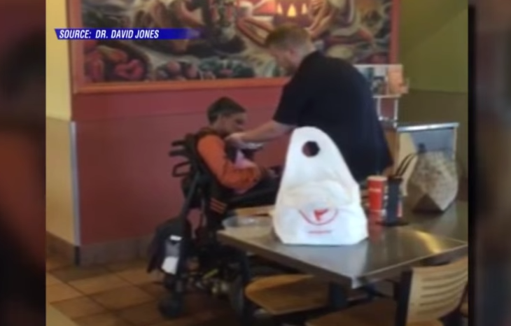 Gestul exceptional facut de un ospatar pentru o femeie cu dizabilitati. Momentul a fost filmat de un client uimit