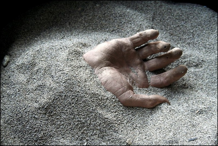 Femeia din India care mananca un kilogram de nisip in fiecare zi. Este dependenta de el si nu a fost niciodata la doctor