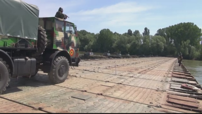 Cum sa construiesti un pod peste Dunare in 90 de minute? Demonstratia facuta de militarii romani, la Braila
