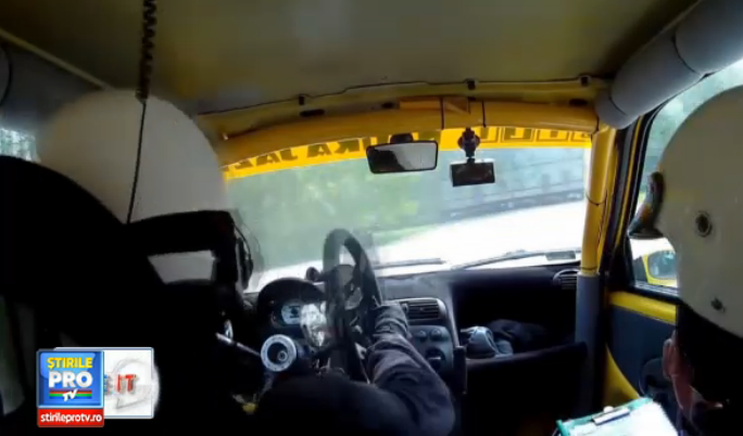 iLikeIT. Viralul saptamanii. Ce a facut un pilot din Polonia, dupa ce a ramas cu volanul in mana fix in mijlocul ... cursei