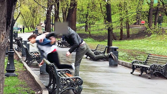 A fost atat de enervat de propunerea primita incat l-a doborat cu un singur pumn. Ce ar fi trebuit sa faca barbatul din Rusia