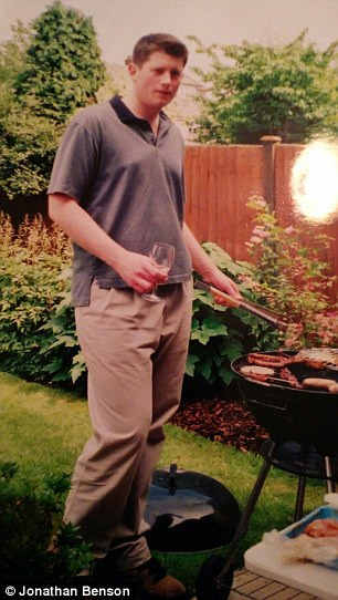 "Sunt dovada vie ca putem controla o boala". Povestea barbatului care azi arata impecabil dupa luni de chin in spital