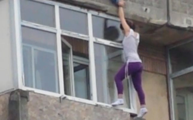 Tanara salvata in ultimul moment in timp ce atarna pe marginea unui bloc. Explicatiile fetei pentru medicii de la ambulanta