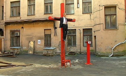 Putin "crucificat" in Letonia. Un artist anonim a expus o statuie ce-l infatiseaza pe liderul de la Kremlin, rastignit