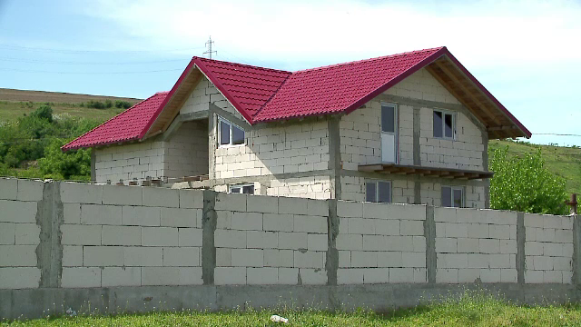 Reportaj din comuna cu cel mai mare venit pe cap de locuitor din tara. De ce se ofera gratis tinerilor un teren pentru casa