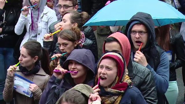 Targu Mures e in Cartea Recordurilor: 1500 de persoane s-au spalat pe dinti simultan. Unde gresesc romanii la igiena dentara