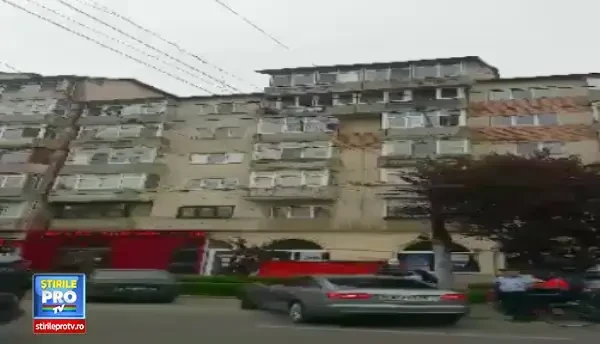 Tanara de 27 de ani, salvata de pompieri in timp ce incerca sa se arunce de la etaj. Pietonii au filmat totul