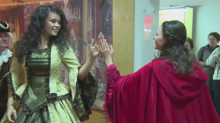 Noaptea Muzeelor cu domnite si cavaleri la Castelul Corvinilor. Iesenii l-au "cautat" pe Gheorghe Nichita la primarie