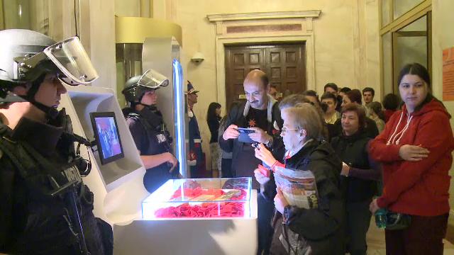 Cozi interminabile in Capitala, la NOAPTEA MUZEELOR. La Banca Nationala, vizitatorii si-au facut selfie cu lingourile de aur