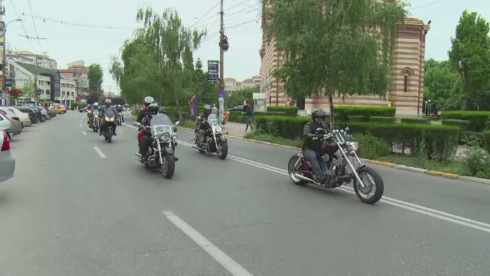 Mars in memoria unui motociclist spulberat de o masina. Zeci de pasionati de motoare s-au plimbat prin Targoviste
