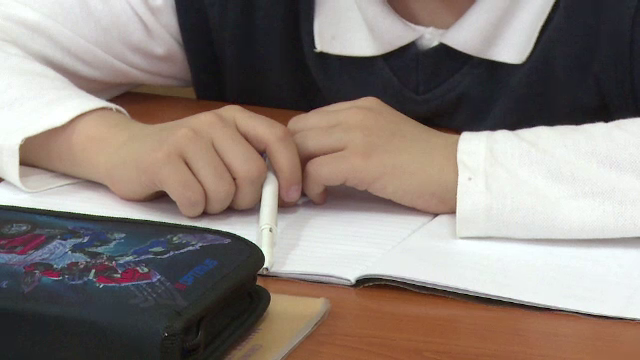 Liceul unde elevii care nu au luat nota de trecere pot "imprumuta" puncte. Cum functioneaza "banca de note"