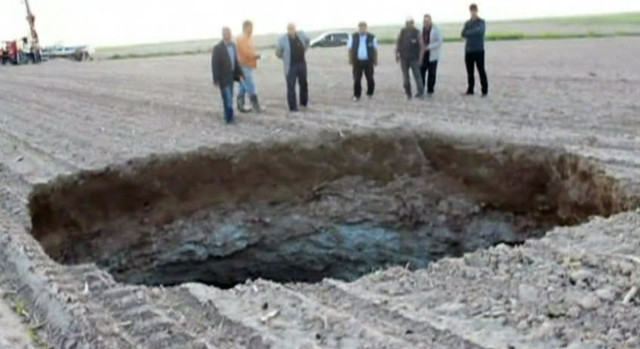 O groapa uriasa s-a format in 24 de ore intr-un lan de porumb din Turcia. Are o adancime de 90 de metri. VIDEO