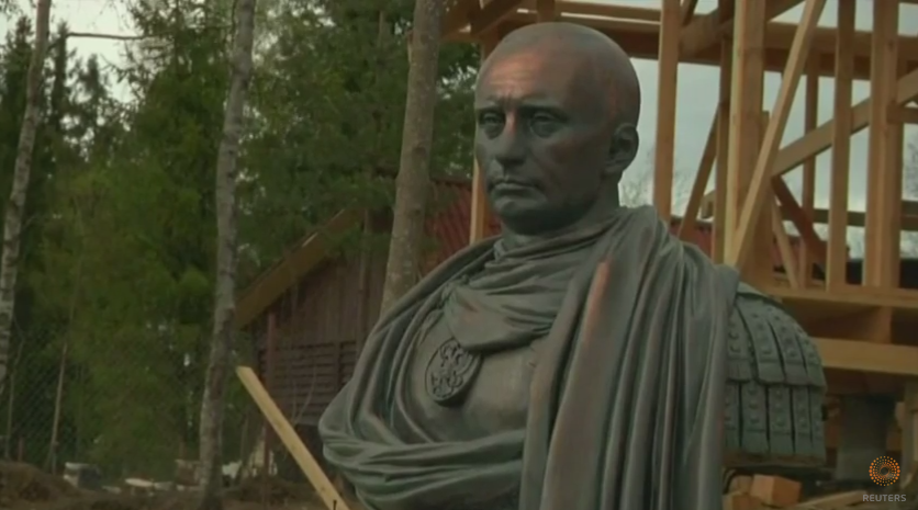 Bust al lui Vladimir Putin, in ipostaza de imparat roman, inaugurat de cazaci in Sankt Petersburg. "A redat Crimeea Rusiei!"
