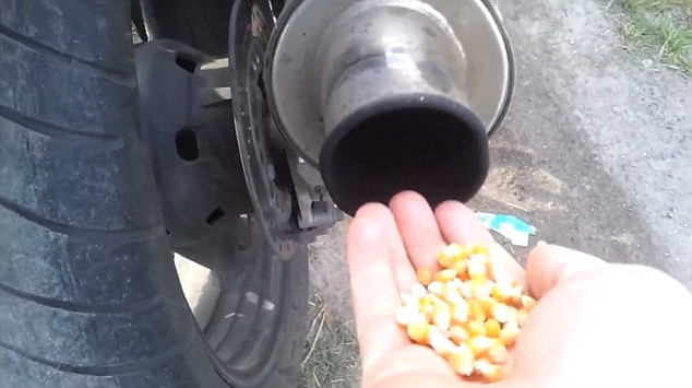 Experimentul unui polonez: a pus boabe de porumb in teava de esapament a motocicletei si a turat motorul