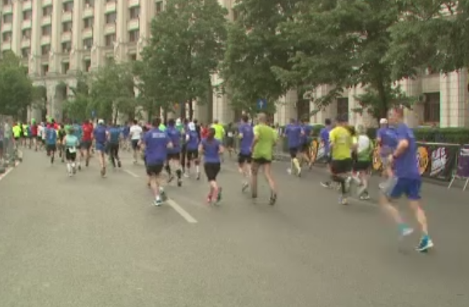 Semimaraton caritabil in centrul Capitalei. Peste 10.000 de persoane, batrani si copii, au alergat pentru o cauza nobila