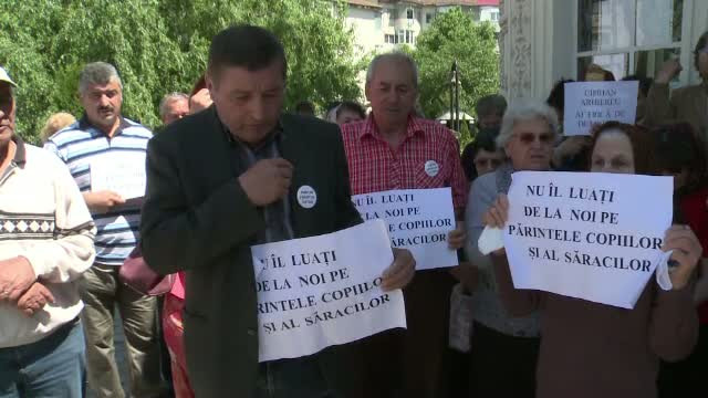 Scandalul a luat amploare in Focsani. Enoriasii excomunicati de Biserica Ortodoxa au protestat in fata lacasului de cult