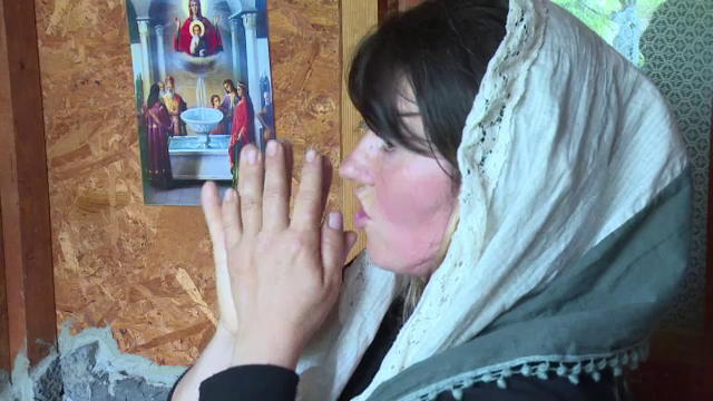 O femeie din Arges sustine ca icoanele din altarul improvizat au inceput sa planga. "Pare ca vine al treilea razboi mondial"