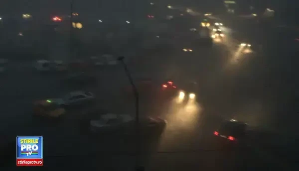 Ploaie torentiala si grindina in Capitala. Trafic perturbat dupa ce mai multe strazi au fost inundate. VIDEO