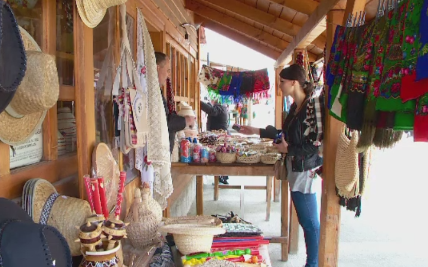 Suvenirurile autohtone din Maramures pierd teren in fata produselor chinezesti. Ce gasesti la tarabele de la Cimitirul Vesel