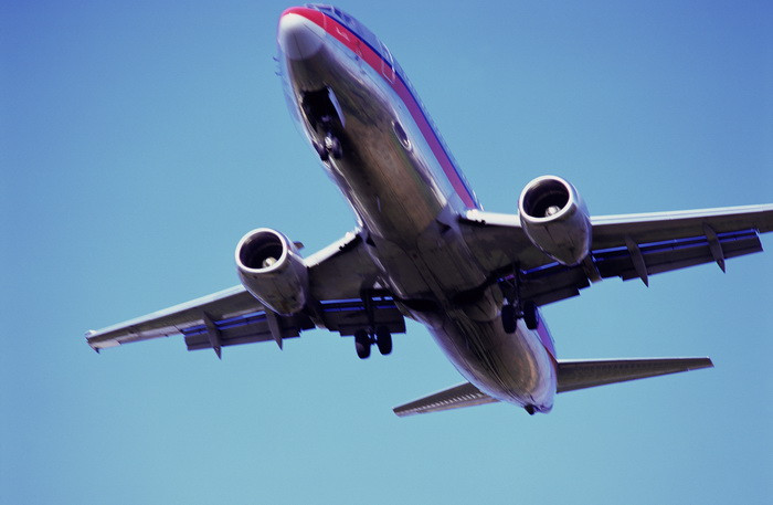 Ancheta FBI dupa ce un expert in calculatoare a patruns in sistemul de securitate al unui avion si i-a modificat comenzile