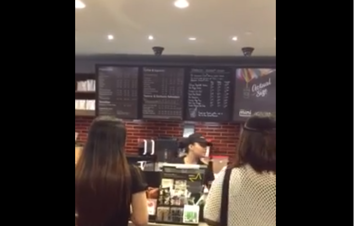 Scandal la un Starbucks. Ce s-a intamplat cu managerul unei cafenele, dupa ce a fost filmat ca tipa la un client. VIDEO