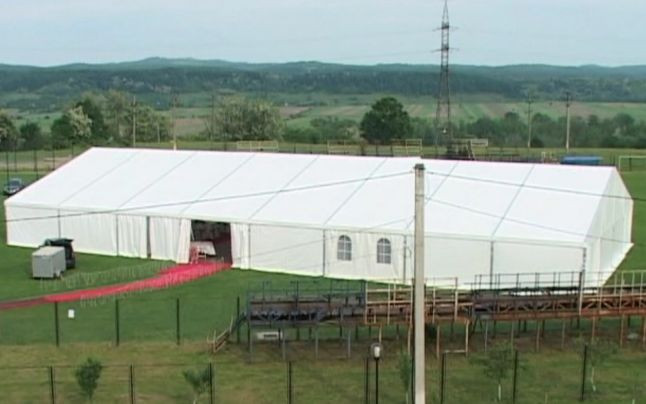 Primarul orasului Targu Carbunesti a ocupat stadionul cu nunta fiicei sale si a trimis echipa sa joace la 40 de km distanta