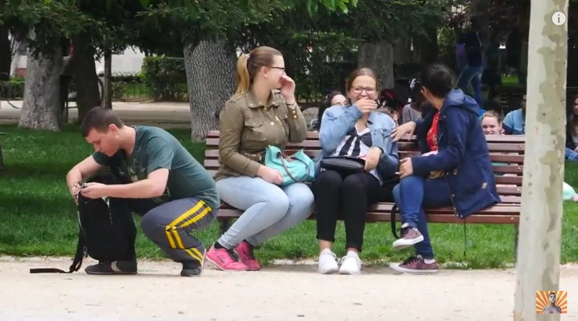 Reactia oamenilor cand vad un barbat ca poarta tanga: O sa razi copios! VIDEO