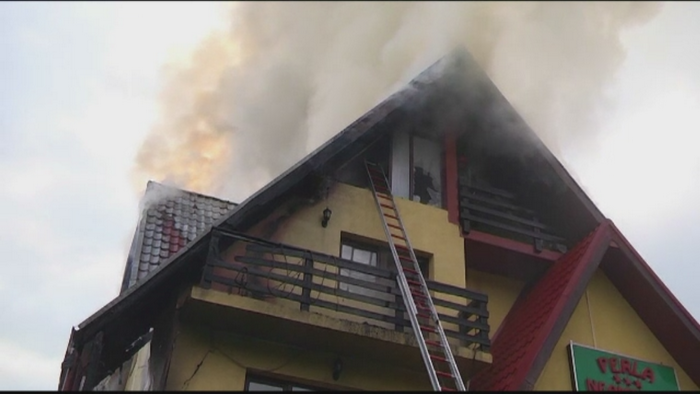 Incendiu de proportii la o pensiune din Targu Neamt. Turistii au fost evacuati imediat din calea flacarilor