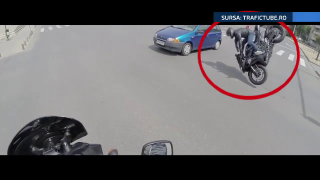 Impactul dintre un autoturism si o motocicleta, surprins cu o camera GOPRO in Arad. In intersectie semafoarele nu functionau