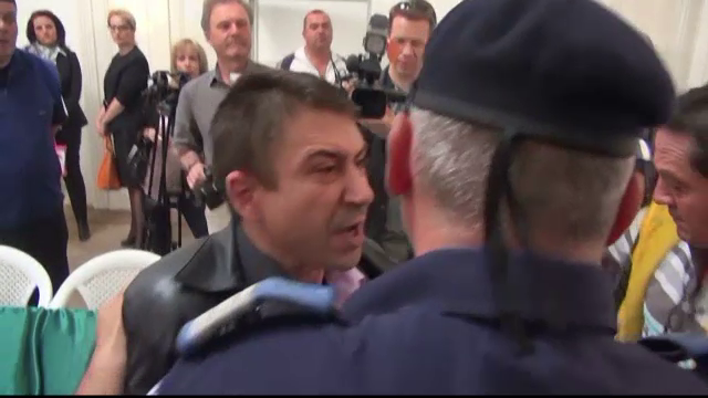 Evacuare cu scandal la Galati, intr-un spatiu al primariei. Jandarmii au ridicat un avocat care devenise violent