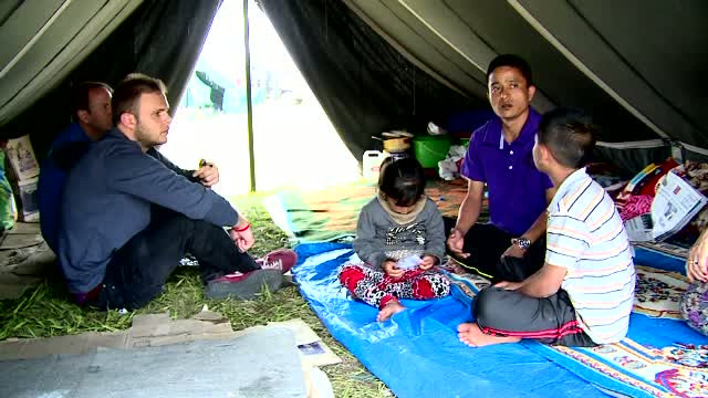 Cutremurul i-a adus inapoi la casa care nu mai exista. "Nici daca muncesc 10 ani in strainatate n-am bani de reparatii"