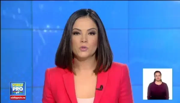 Impactul dintre un autoturism si o motocicleta, surprins cu o camera GOPRO in Arad. In intersectie semafoarele nu functionau