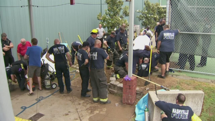 Americanul care a ramas blocat timp de trei zile intr-un canal. 20 de pompieri s-au chinuit sa il salveze