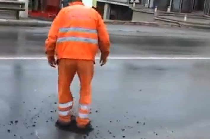 Cum sunt drumurile din Romania "calcate in picioare" de muncitorii platiti sa le repare. IMAGINILE sunt revoltatoare