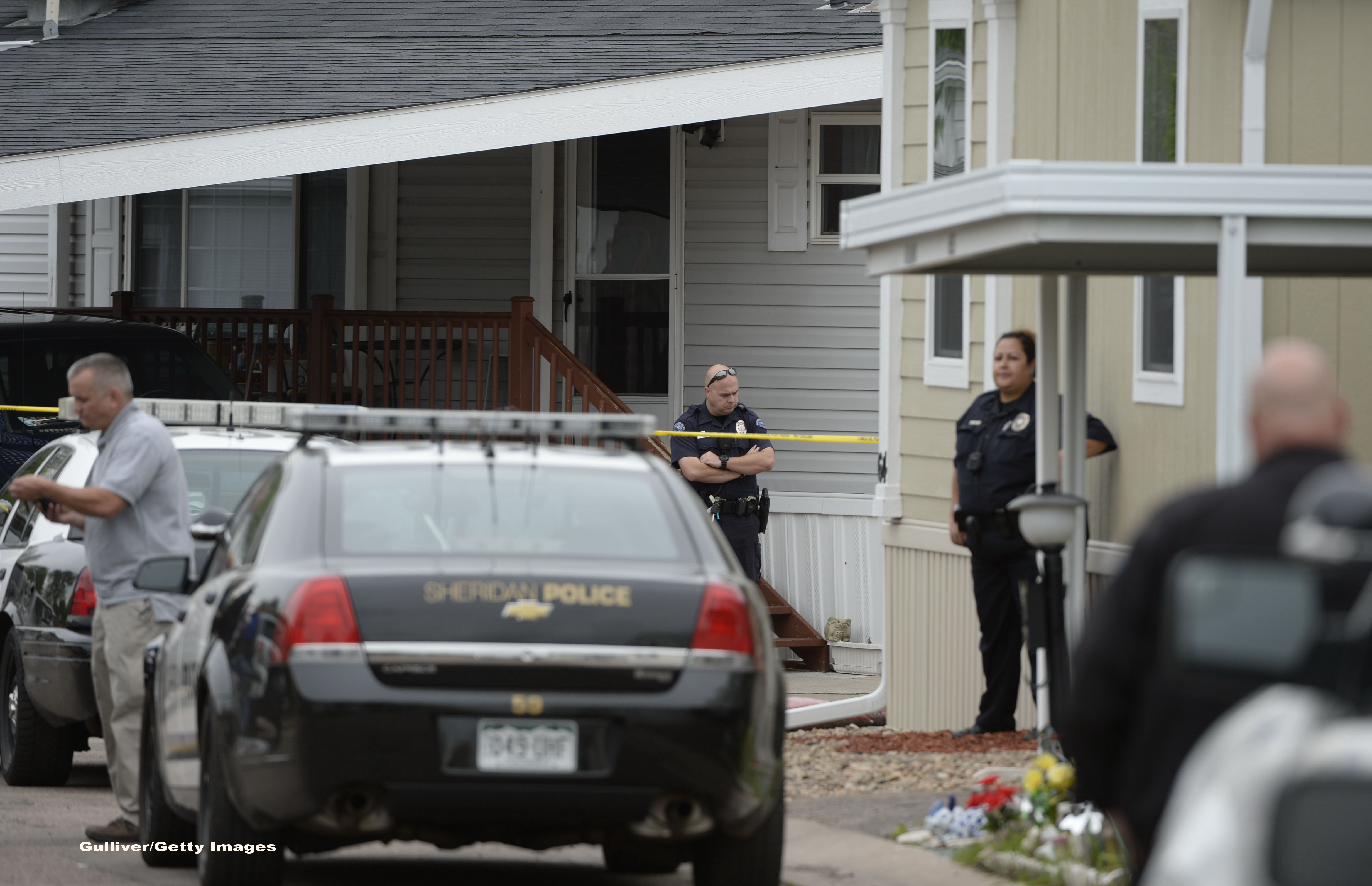 Doi tineri s-au dus noaptea sa trezeasca un prieten, aruncand cu pietricele in geam. Doar unul mai traieste: "E o tragedie!"