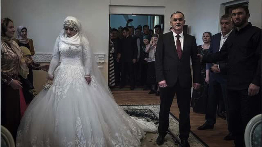 Nunta in stil cecen: seful politiei si-a luat o nevasta cu 30 de ani mai tanara dupa ce i-a amenintat parintii