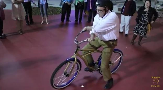 Bicicleta care iti suceste mintea, la propriu. VIDEO