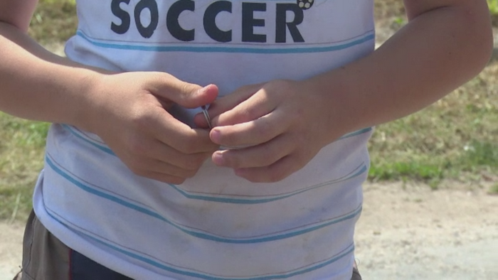 Un copil de 10 ani, din Dambovita, ar fi fost luat de pe strada si violat de trei adolescenti. Politia a inceput o ancheta