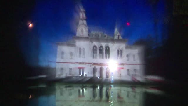 Spectacol la Targu Jiu, de Zilele Orasului: proiectie de film pe o perdea de apa. Cata apa s-a consumat intr-un singur minut