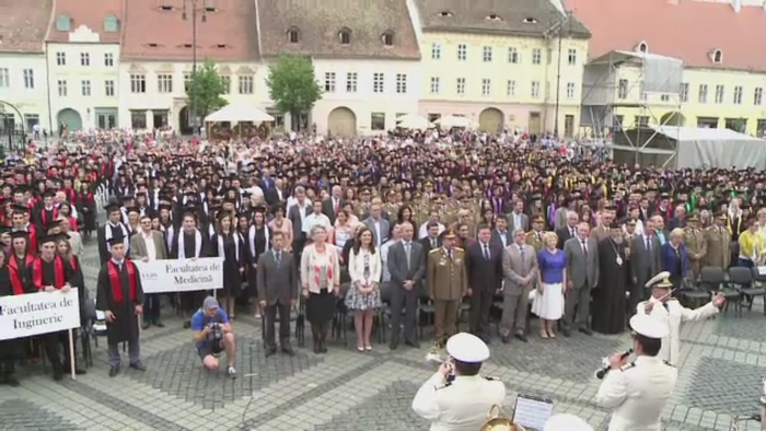 Festivitati pe strazile Sibiului. Peste 2.500 de tineri au sarbatorit terminarea facultatii si finalul studentiei